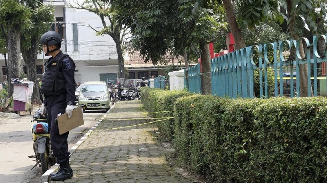 Pelaku masuk saat pegawai tengah bekerja. Pelaku bersembunyi ke kantor kelurahan karena dikejar-kejar warga usai gagal meledakan bom panci.