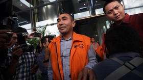 Terjerat Suap, Bupati Buton Minta Maaf Telah Bohongi Ibunda