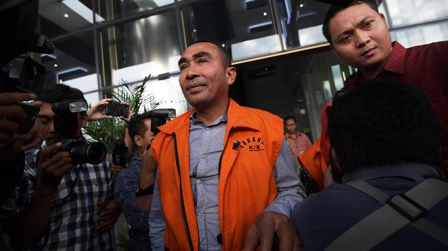 Dalam pembacaan pledoi, Bupati nonaktif Kabupaten Buton, Samsu Umar meminta maaf kepada ibunya karena terpaksa berbohong selama menjalani sidang kasus suap.