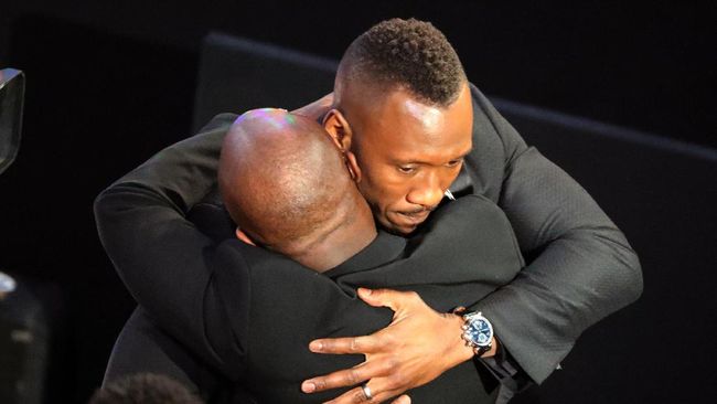 Mahershala Ali menjadi muslim pertama yang mendapatkan Piala Oscar sepanjang sejarah Academy Awards, setelah memenangkan kategori Aktor Pendukung Terbaik.