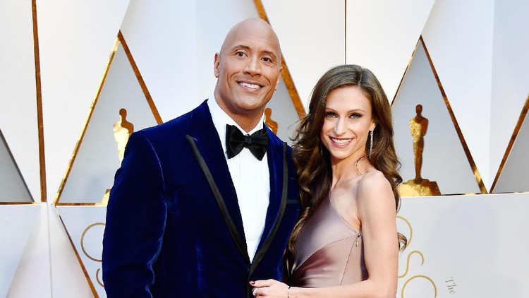 Apa yang dilakukan Dwayne 'The Rock' Johnson kepada sang istri yang lagi menyusui manis banget deh.