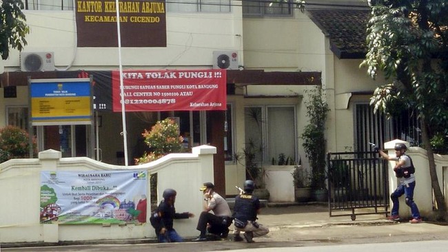 Polisi menduga bom panci dilakukan dua orang, satu di antaranya melarikan diri menggunakan motor, sementara pelaku lainnya bersembunyi di kantor kelurahan.