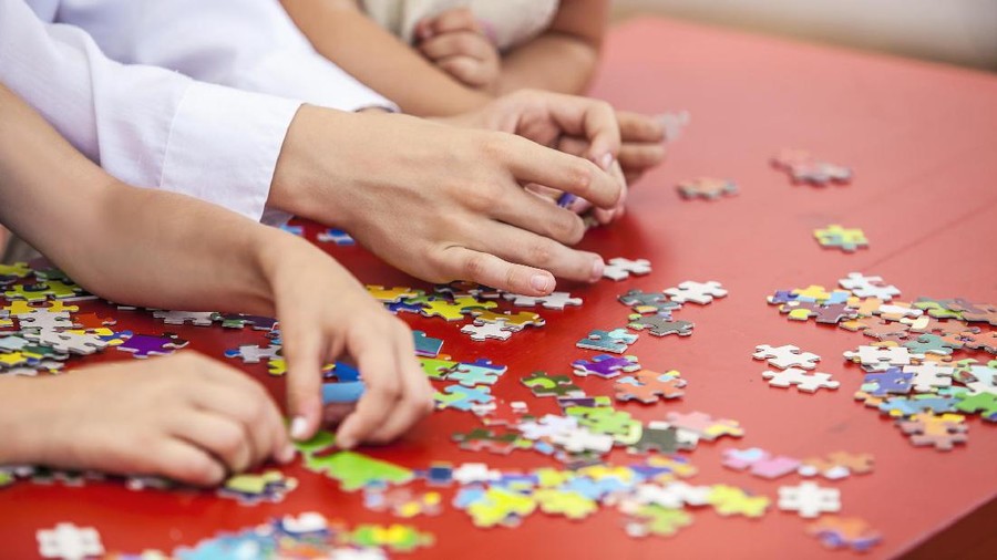 Buat Orang Tua, Kadang Happy Itu Sesimpel Memainkan Mainan Anak