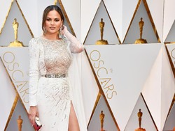 Chrissy Teigen Rayakan 10 Tahun Implan Dadanya