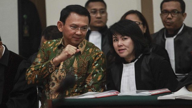 Ahok diserang isu 'jangan pilih pemimpin kafir' saat menyalonkan diri sebagai Bupati Belitung Timur untuk periode 2005-2010.