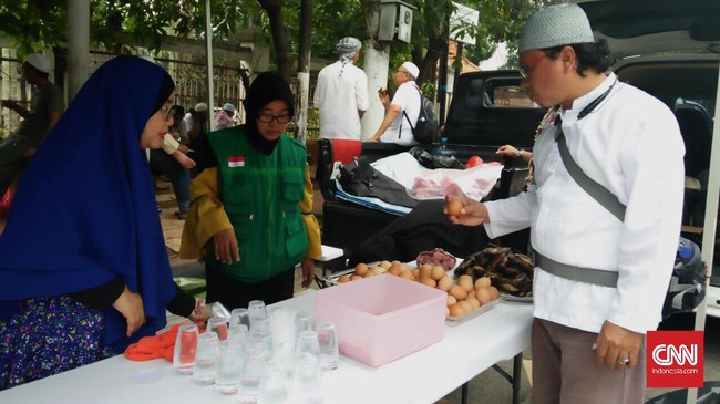Aneka makanan dan minuman disediakan, gratis. Siapa saja boleh mengambilnya cuma-cuma, bukan hanya mereka yang meminta Ahok dihukum.