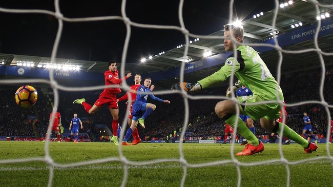 Hal yang membuat Jamie Vardy menggila adalah performa kuartet bek terutama di lini sentral Liverpool yang terlihat terlalu membuka ruang di depan gawang.