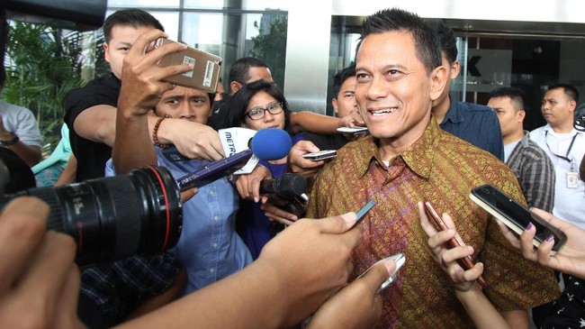 Dua tahun jadi tersangka suap pengadaan mesin pesawat Garuda Indonesia, Soetikno Soedarjo tak juga ditahan usai diperiksa KPK, Selasa (9/7).