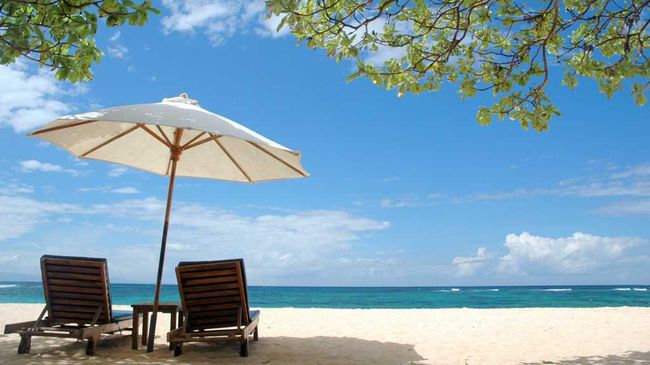 Sonja menghadapi kenyataan bahwa pemandangan pantai yang terlihat di jendela kamar penginapannya adalah palsu alias cuma poster.