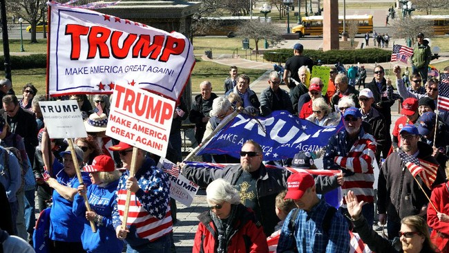 Sejak pelantikan presiden, tak terhitung jumlah aksi unjuk rasa yang menentang Donald Trump. Namun kini, giliran pendukung Trump yang turun ke jalan.