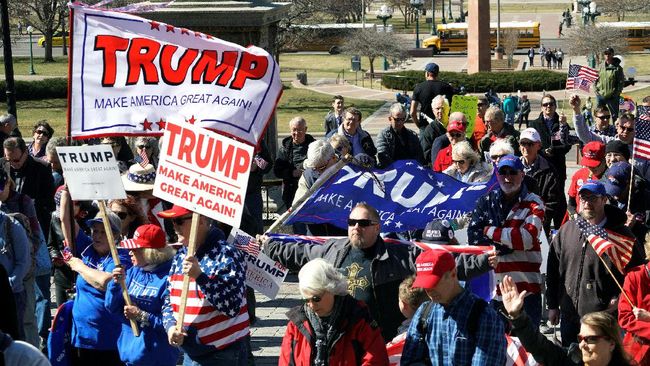 Tandingi Protes Anti-Trump, Pendukung Presiden Turun ke Jalan Sejak pelantikan presiden, tak terhitung jumlah aksi unjuk rasa yang menentang Donald Trump. Namun kini, giliran pendukung Trump yang turun ke jalan.