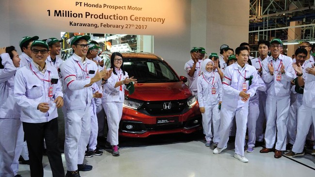 Pelaku industri otomotif tak sepakat dengan pernyataan bahwa robot bakal mengganti pekerja, terutama wanita.