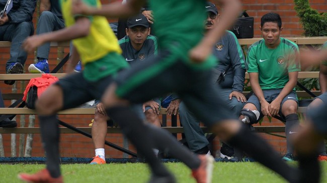 Evan Dimas diminta tak terburu-buru mengikuti sesi latihan perdana timnas sebelum cedera ringan pada pergelangan kakinya benar-benar sembuh.