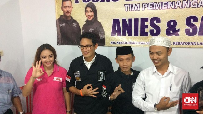 Pasangan Anies-Sandi tengah menyasar kelompok akar rumput untuk memperkuat basis suara. Strategi meraih suara disiapkan hingga ke TPS.