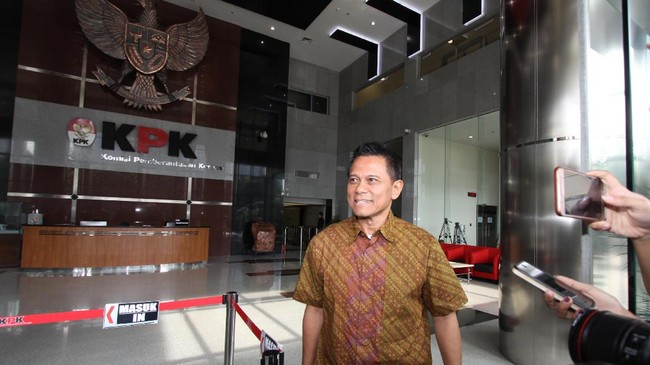 Penggeledahan dilakukan di dua perusahaan milik tersangka Soetikno Soedarjo, yaitu PT Mugi Rekso Abadi dan PT Dimitri Utama Abadi.