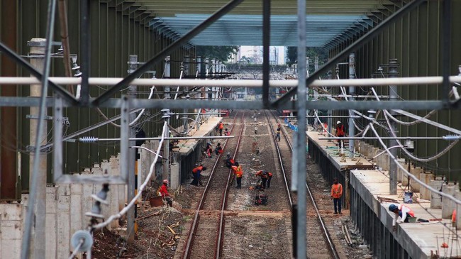 Stasiun JIS ditargetkan beroperasi melayani penumpang KRL pada Juni 2026. KAI mengatakan pembangunan stasiun KRL ini memasuki tahap akhir.
