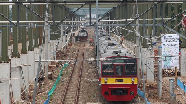 Jumlah penumpang PT Kereta Api Indonesia (Persero) sepanjang tahun lalu naik 11 persen dibanding tahun sebelumnya menjadi 389 juta penumpang.