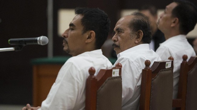 Tiga pimpinan Gafatar dituntut pidana penjara 12 dan 10 tahun atas tuduhan menodai Islam dan makar. Namun penasihat hukum sebut tuntutan itu tak beralasan.