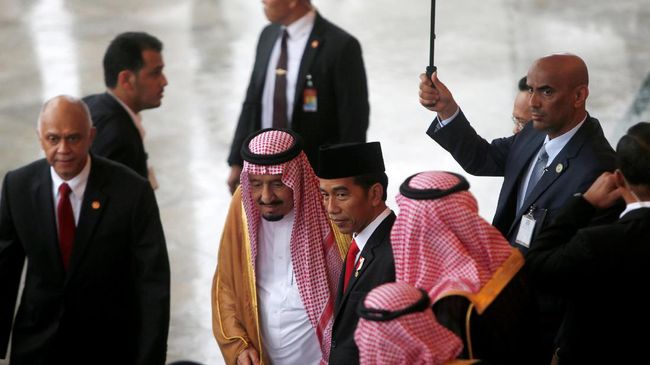 Dalam kunjungan Raja Arab Saudi ke Indonesia, sosok pengawal berbadan tegap Brigjen Abdul Aziz Al-Faghm ini selalu berada tak jauh dari Raja Salman.