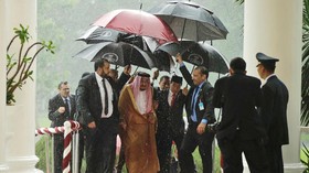 Raja Salman Bahagia Mendapat Sambutan di Tengah Hujan