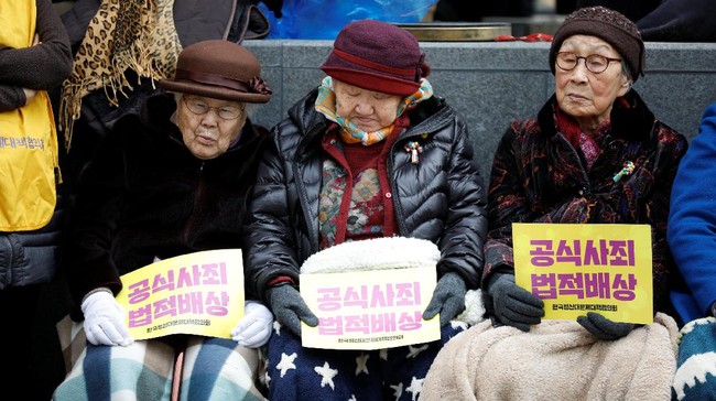 Presiden Korsel Moon Jae-in mengatakan Jepang tak bisa menganggap kejahatan perangnya, seperti isu jugun ianfu atau "perempuan penghibur," selesai begitu saja.