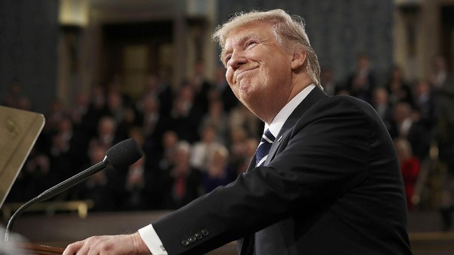 Berbincang dengan Presiden Rodrigo Duterte, Presiden Donald Trump menyebut Kim Jong-un sebagai orang gila bersenjata nuklir yang tak boleh hidup bebas.