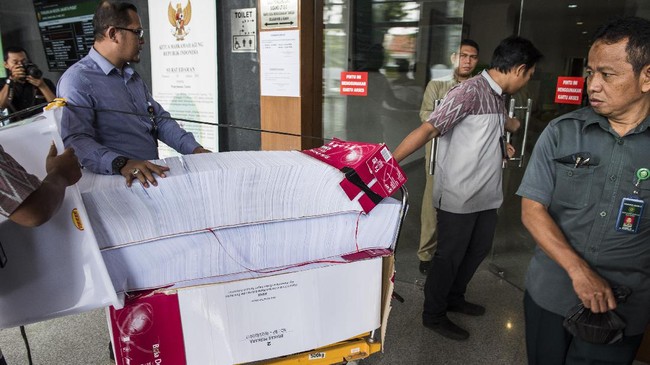 Pejabat seperti Setya Novanto, Ade Komarudin, Ganjar Pranowo, Olly Dondokambey, Yasonna Laoly, Gamawan Fauzi, dan Agus Martowardojo pernah diperiksa KPK.