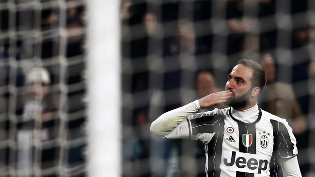Gonzalo Higuain menilai keberhasilan Juventus menaklukkan Napoli terjadi lantaran timnya tak kehilangan kesabaran usai tertinggal.