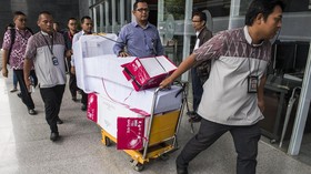 Berkas Perkara Korupsi e-KTP Diangkut Troli Saat Pelimpahan