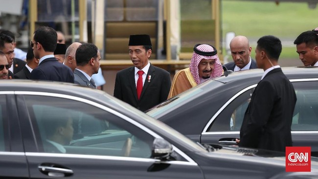 Jokowi, Ahok, dan Lukman Hakim, menjemput Raja Salman di Bandara Halim Perdanakusuma, Jakarta.
