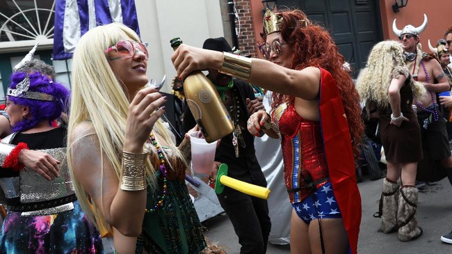 Giliran Kostum Aneh Berparade di Mardi Grass New Orleans