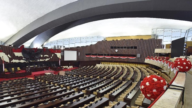 Fraksi Partai Hanura memilih menyerahkan penyelesaian kasus dugaan korupsi e-KTP kepada aparat penegak hukum. Hak angket e-KTP dinilai akan membuat gaduh.