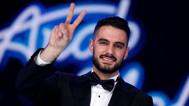 Yaqoub Shaheen, kontestan Arab Idol asal Palestina, menyabet gelar idola Timur Tengah dan disambut riuh gembira dari rakyat Palestina.