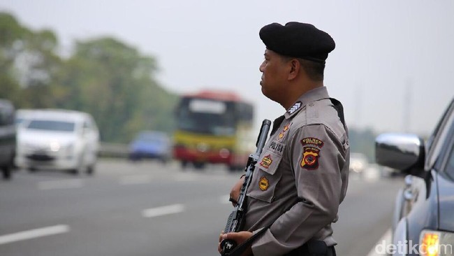 Polisi mengerahkan pasukan untuk menjamin keamanan Raja Arab Saudi dan rombongannya. Keamanan diperketat pascakejadian teror bom di Bandung hari ini.