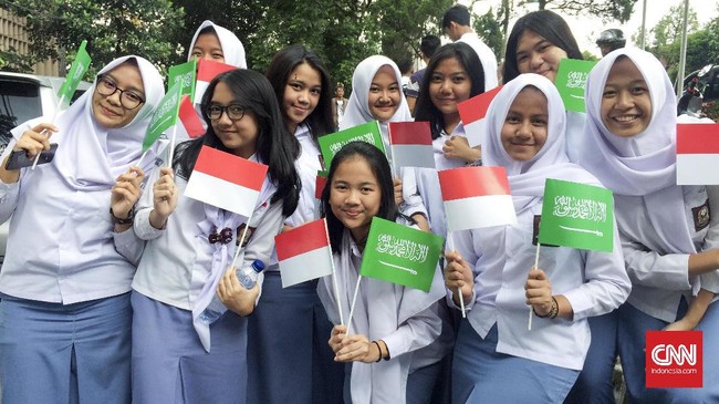 Para pelajar di Bogor tak mau melewatkan momentum lawatan Raja Salman ke Istana Bogor. Mereka membaca berita soal kunjungan rombongan kerajaan Arab Saudi.