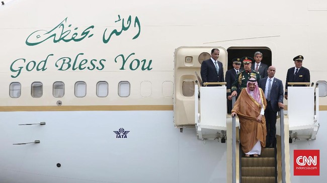 Sebelumnya, Arie Untung menyebut Raja Salman membawa tangga sendiri lantaran takut riba jika menggunakan barang milik pemerintah Indonesia.