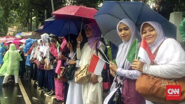 Para ibu rela kehujanan demi melepaskan salam perpisahan untuk Raja Salman yang meninggalkan Istana Bogor. 