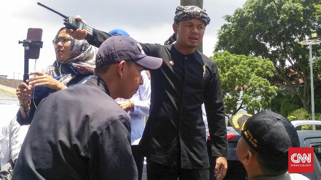 Wali Kota Bogor Bima Arya jengkel harga minyak goreng curah di daerahnya masih tinggi. Dia minta pemerintah mengevaluasi kerja Kementerian Perdagangan.