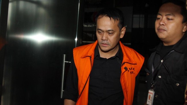 Jaksa KPK mendakwa Fahmi Dharmawansyah telah memberikan sejumlah uang kepada empat pejabat Bakamla untuk memenangkan proyek dengan anggaran Rp400 miliar.