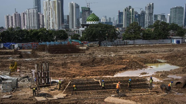 Berdasarkan pasal 96 ayat 1 UU Jasa Konstruksi, sanksi yang diberikan mulai dari administratif, denda, penghentian sementara, hingga pencabutan izin usaha.