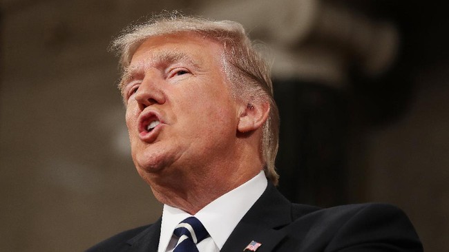 "Assad mencekik orang yang tak berdaya," kata Presiden Trump setelah pemerintahnya melancarkan serangan puluhan rudal ke pangkalan udara Suriah.