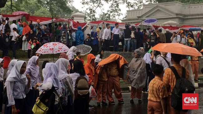 Raja Salman disambut langsung oleh Presiden Jokowi di Istana Bogor. Meski hujan, sebagian warga tetap antusias melihat kedatangan Raja Salman.
