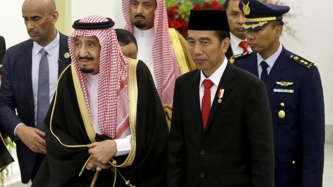 Raja Salman selalu memakai gamis putih panjang semata kaki. Busana ini masih dipadukan dengan bisht (jubah) dan agal (penutup kepala pria Arab).