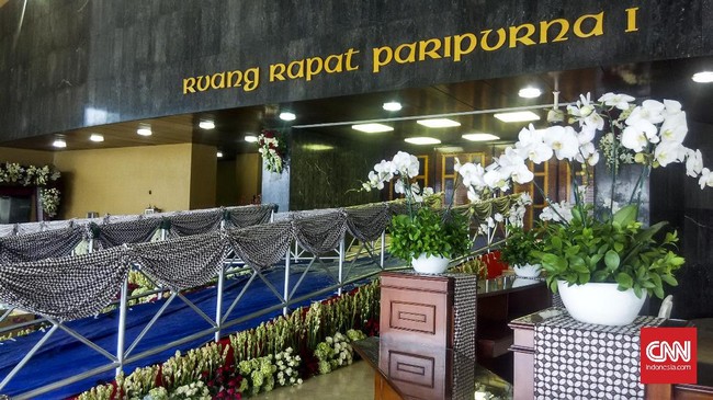 Ribuan bunga di antaranya mawar putih, anggrek bulan, dan kastuba menghiasi sejumlah ruang di Gedung DPR untuk menyambut Raja Salman esok hari.