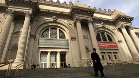 Alami Bangkrut, Kepala Metropolitan Museum New York Mundur