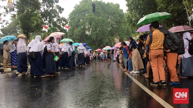 Hujan deras menyambut kedatangan Raja Arab Saudi Salman di Istana Bogor, akibatnya tarian penyambutan gagal diberikan di depan Raja Salman.