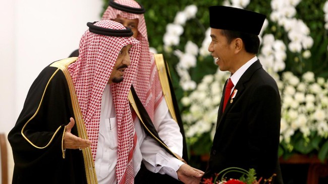 Tali tanda kehormatan bintang yang dikalungkan Jokowi kepada Raja Salman, sempat terlepas. Namun, insiden kecil itu tak mengganggu jalannya seremoni.