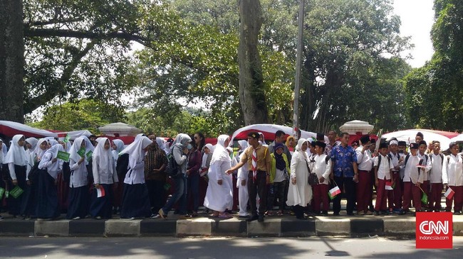 Wali Kota Bogor memperkirakan ada 50 ribu siswa dan 10 ribu guru yang ikut menyambut Raja Salman. Mereka diminta untuk hadir di sekitar Istana Bogor.