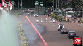Rombongan kendaraan Raja Salman, meninggalkan gedung DPR untuk menuju Masjid Istiqlal. Dewan Perwakilan Rakyat (DPR) hari ini kedatangan tamu spesial dari Arab Saudi, yakni Raja Arab Saudi Salman bin Abdulaziz Al Saud. Jakarta, 2 Maret 2017. CNN Indo