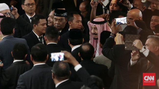 Rizieq bersama 21 tokoh Islam lainnya diundang untuk menghadiri kunjungan Raja Salman. Namun ia dikabarkan sakit sehigga batal datang.